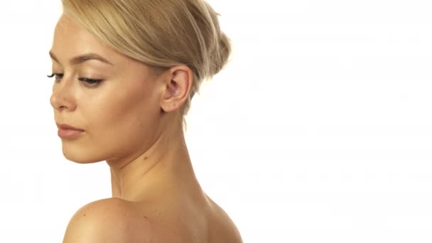 La jolie blonde tourne la tête de façon réfléchie — Video