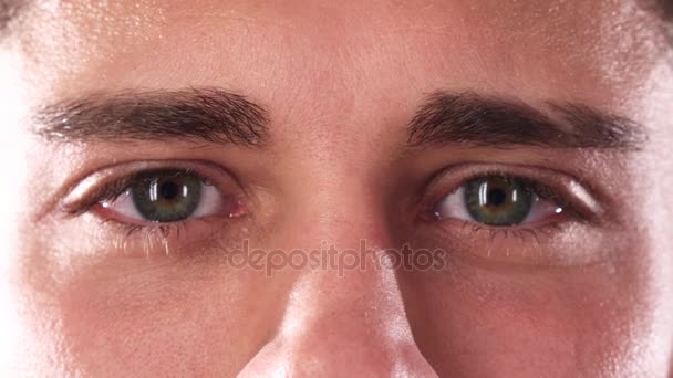 Close-up de um cara olhos quando ele fez asneira — Vídeo de Stock