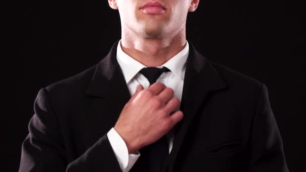 Close-up das mãos de um cara que endireita sua gravata — Vídeo de Stock