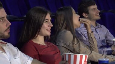 İki çift çifte randevu sinemada harcamak ve film izlemek