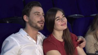 İyi bir adam bir film sinemada izlerken onun kız ona yakın presler