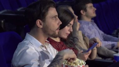 Dört arkadaş sinema salonda oturmuş ve film izlemek