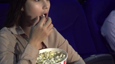 Nasıl bir kız patlamış mısır yiyor ve sessizlik belirtisi gösteren bir yakın çekim