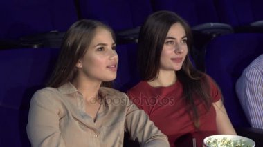 Bir kız için ikinci bir kız bir şey bir film izlerken fısıldıyor