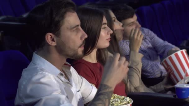 I quattro compagni sono seduti alla premiere del film al cinema — Video Stock