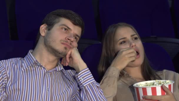 Couple mignon ennuyé tout en regardant un film au cinéma — Video