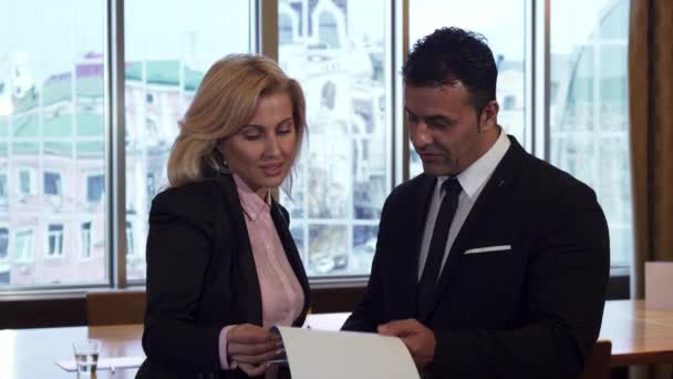 Un homme d'affaires et une femme discutent d'un contrat de travail — Video