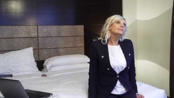 Donna stanca riposa sul letto dopo una dura giornata di lavoro — Video Stock