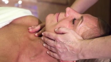 Yorgun bir kadın yüz masajı