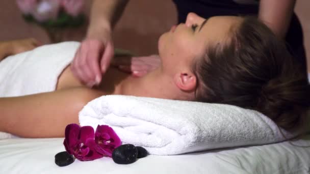 Genç bir kız inanılmaz spa uygulamaları alır — Stok video