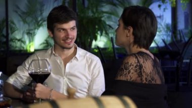 Genç çift romantik Tarih sahip barda birlikte içki ve söz