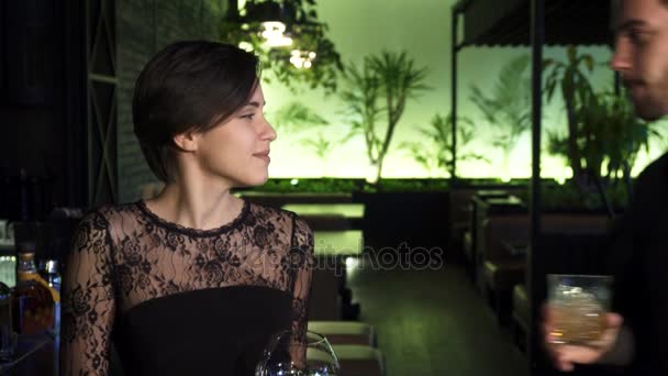 Молода жінка зустрічає свого чоловіка в барі — стокове відео