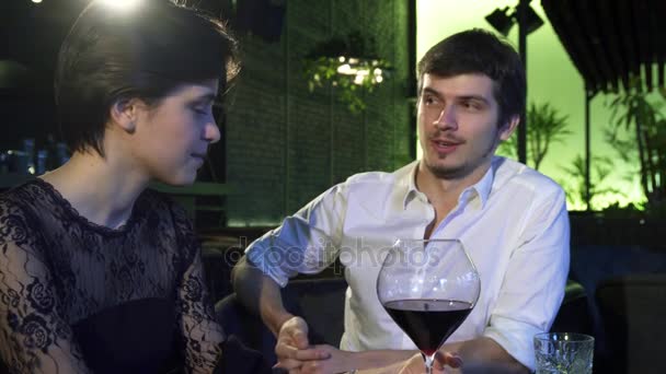 Pareja cariñosa hablando alegremente mientras está en una cita en el restaurante — Vídeos de Stock