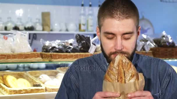 Zblízka veselého muže Vůně čerstvě upečeného chleba