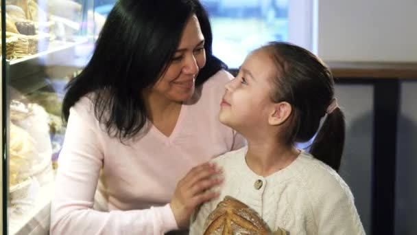 Щаслива мати і дочка показують великий палець під час покупки в пекарні — стокове відео