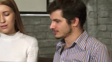 Güzel genç iş kadını ofiste onun erkek arkadaşı konuşuyor