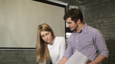 İş arkadaşları birlikte vasıl belgili tanımlık yazıhane evrak işi
