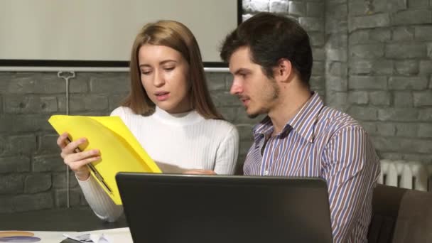 Gente de negocios trabajando juntos usando un portátil en la oficina — Vídeos de Stock
