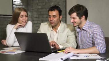 İspanyol olgun işadamı onun çalışanları iş toplantı sırasında yardım