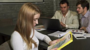 İş diyagramları inceleyerek güzel neşeli işkadını