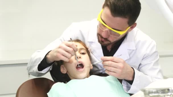 Egy édes lány a fogorvosnál éves vizsgát tesz — Stock videók