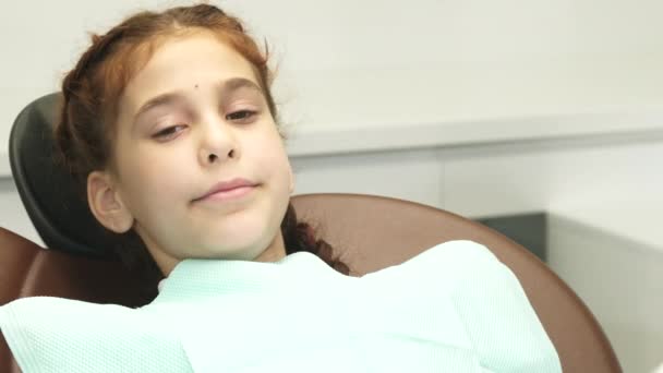 Šťastná dívka se dívá na kameru a šťastně vlny její ruku — Stock video