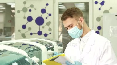 Test sonuçları özenli laboratuvar asistanı yazıyor