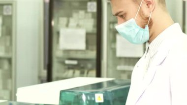 Çözümleme sonuçlarını kaydeden laborant ellerine baş fotoğraf makinesinin yakın çekim ve pürüzsüz bir geçiş