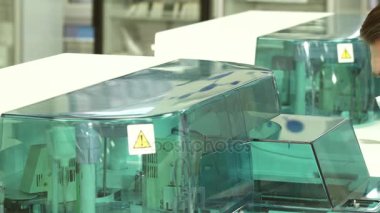 Güzel laboratuvar asistanı yakından laboratuvar santrifüj iş yerinde görünüyor