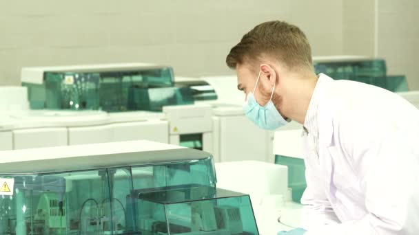 Un technicien de laboratoire sérieux a commencé une centrifugeuse de laboratoire — Video