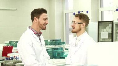 İş yerinde bir mola sırasında laboratuvar yardımcıları iki arkadaşları iletişim