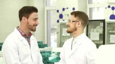 İki laboratuvar teknisyenleri çalışma konularda iletişim