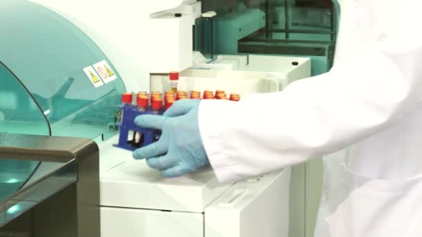 Zbliżenie procesu przygotowawczego przed wprowadzeniem probówki wirówki laboratoryjnej — Wideo stockowe