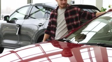 Neşeli sakallı yakışıklı adam onun yeni otomatik Bayilik salon kucaklayan