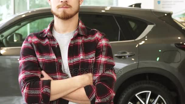 Oříznout záběr muže drží klíče od auta k fotoaparátu pózuje na obchodní zastoupení — Stock video