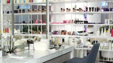 Genç neşeli beautful kadın Kuaför salon onun işyerinde