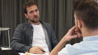 Olgun işadamı boardroom onun meslektaşı konuşuyor