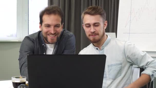 Два бизнесмена работают вместе в офисе — стоковое видео