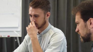 Birlikte ofiste çalışan iki erkek iş arkadaşları yakın çekim