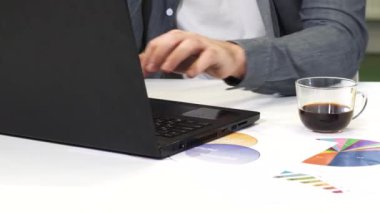 Ofiste dizüstü bilgisayarda çalışan bir adam çekim kırpılmış