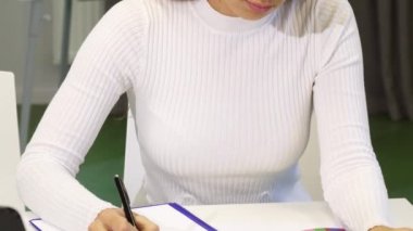 Ofisinde çalışan bir çok güzel kadın, yakın çekim