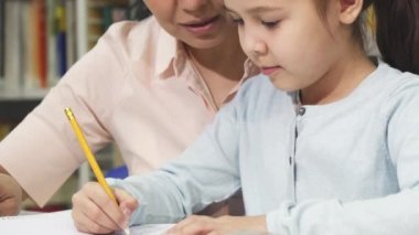 Sevimli küçük bir kızın annesi ile eğitim yakın çekim