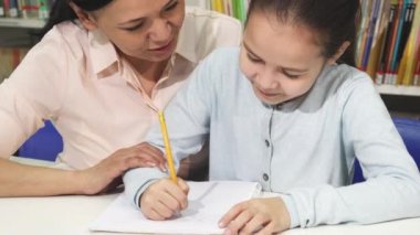 Sevimli küçük kız annesi ile ödev