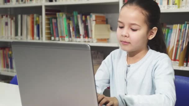 Szép ázsiai kislány, tanul, dolgozik rajta laptop — Stock videók