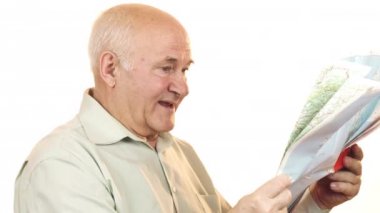 Mutlu üst düzey adam sevinçle gülümseyen bir harita kullanarak