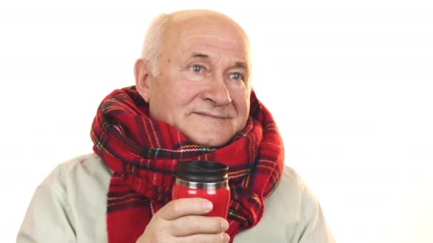 Alegre sênior homem vestindo um cachecol segurando thermos sorrindo feliz — Vídeo de Stock