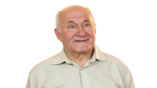 Feliz abuelo sonriendo escuchando una caja de regalo adivinando lo que hay dentro — Vídeo de stock