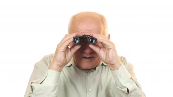 Viejo usando prismáticos mirando sorprendido a la cámara — Vídeo de stock