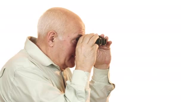 Buon nonno sorridente alla macchina fotografica dopo aver distolto lo sguardo con il binocolo — Video Stock