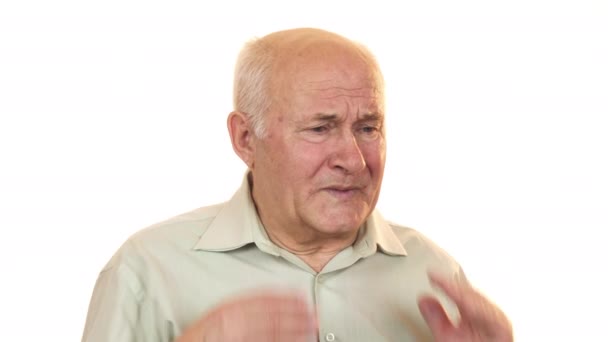 Старший мужчина страдает головной болью, массируя виски. — стоковое видео